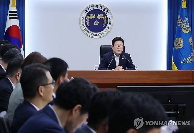 이재명 대통령, 7차 수석·보좌관 회의 발언 (서울=연합뉴스) 한상균 기자 = 이재명 대통령이 14일 서울 용산 대통령실 청사에서 열린 7차  수석·보좌관 회의에서 발언하고 있다. 2025.8.14 xyz@yna.co.kr