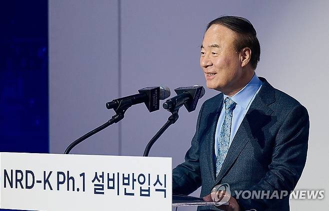 기념사 하는 전영현 부회장 (서울=연합뉴스) 전영현 삼성전자 부회장이 18일 경기 용인시 삼성전자 기흥캠퍼스에서 열린 차세대 반도체 R&D단지 NRD-K 설비 반입식에서 기념사를 하고 있다. 2024.11.18 [삼성전자 제공. 재판매 및 DB 금지] photo@yna.co.kr