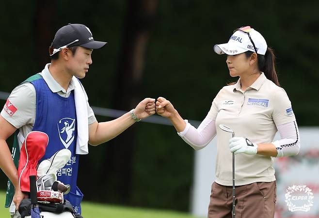 캐디와 주먹을 부딪치는 김아림. [KLPGA 제공. 재판매 및 DB 금지]