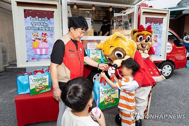 롯데월드, 여름방학 맞이 '아이스크림 트럭' 방문 (서울=연합뉴스) 롯데월드 어드벤처 대표 캐릭터 '로티와 로리'와 샤롯데 봉사단이 지난달 24일 서울 강동구 강동꿈마을에서 아이들에게 선물을 전달하고 있다. 2025.7.25 [롯데월드 제공. 재판매 및 DB 금지] photo@yna.co.kr