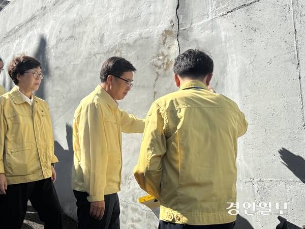 김동연 경기도지사가 15일 수원시 장안구 파장동의 한 다세대주택의 옹벽 균열 현장을 찾아 현장을 점검하고 신속한 안전진단과 투명한 결과 공개 등을 지시했다. 2025.8.15 /이영지기자 bbangzi@kyeongin.com