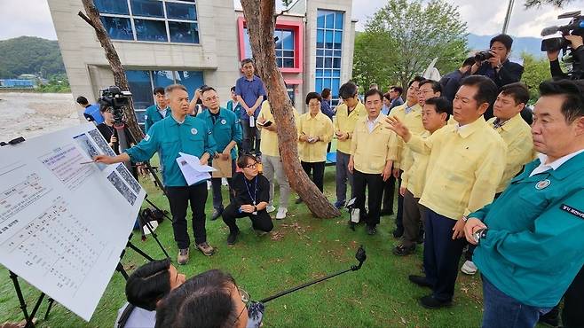 ▲ 정청래(오른쪽 두번째) 더불어민주당 대표가 15일 포천시 내촌면 수해 현장에서 왕숙천 피해 상황을 듣고 신속한 복구와 재발방지책 마련을 지시했다.