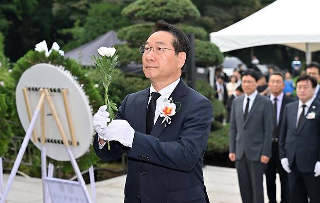 ▲ 유정복 인천시장이 제80주년 광복절을 맞은 15일 미추홀구 수봉공원 현충탑에서 헌화를 하고 있다. /사진제공=인천시