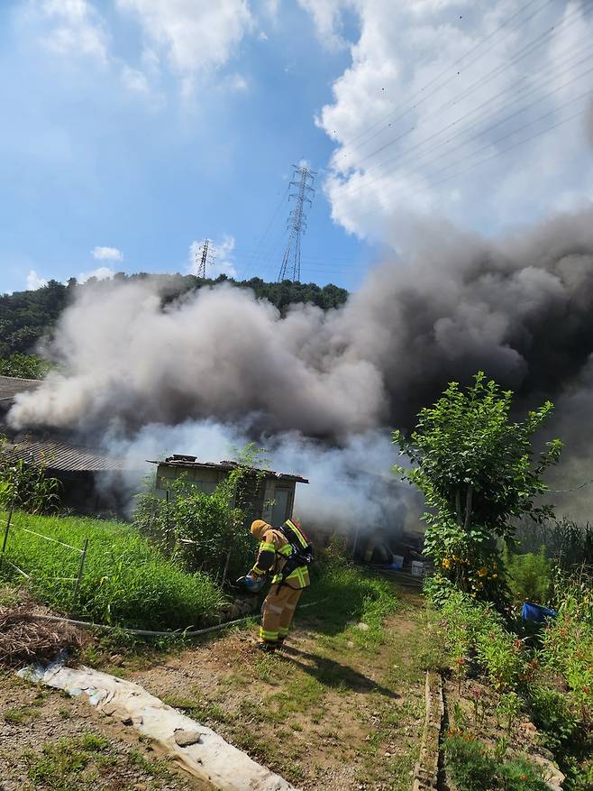 ▲ 15일 오후 2시 56분쯤 포천시 신북면 금동리의 한 단독주택에서 불이 났다./ 사진제공=경기도북부소방재난본부