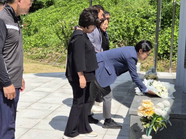 조지연 의원이 15일 오전 주요 당직자들과 함께 경산시 남산면 평기리 들기공원 내에 위치한 항일운동기념탑을 찾아 헌화하고 있다. 김윤섭기자.