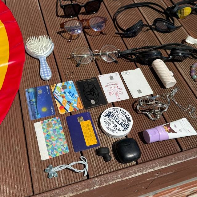 안경 수경 모자 신용카드 등 각종 분실물은 8월말까지 안동 한국정신문화재단에서 찾아가세요.