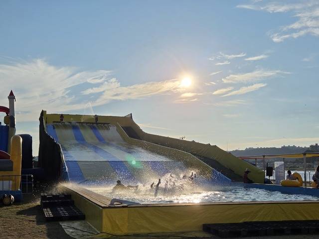 2025 안동 수페스타에 설치된 워터 슬라이드가 유명 리조트 못지않은 시설과 규모로 큰 인기를 끌었다. 권예인 인턴