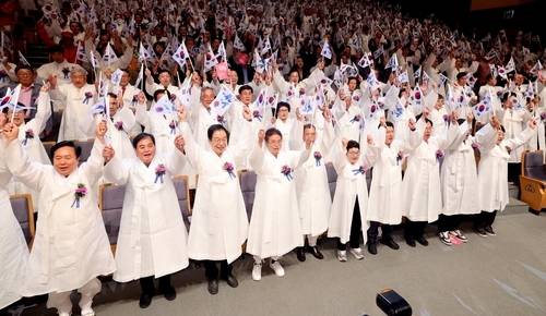 경북도 광복절 80주년 기념식에 참여한 이철우 도지사, 임이자 국회의원, 임종식 도 교육감, 권기창 안동시장 등 참여자들이 만세삼창을 하고 있다. 경북도 제공