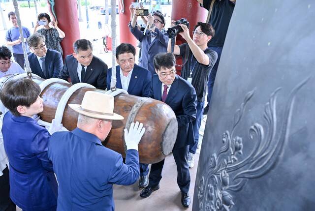 광복80주년을 맞은 15일 정오 대구시 국채보상운동 기념공원에서 김정기 대구시장 권한대행, 보훈단체장, 우대현 광복회 대구지부장, 장익현 독립정신기념사업회장 등이 참석한 가운데 선열들의 위업을 기리는 타종행사를 가졌다. 대구시 제공.