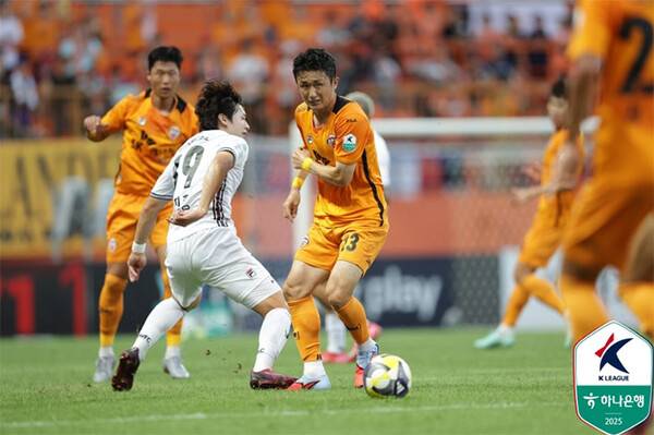 15일 제주월드컵경기장에서 열린 제주SK와 강원FC의 K리그1 2025 26라운드 경기에서 양팀 선수들이 경합하고 있다 (사진=한국프로축구연맹)