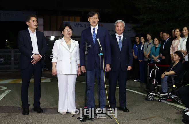 [이데일리 노진환 기자] 조국 조국혁신당 전 대표가 이재명 정부의 광복절 특별사면으로 15일 자정 서울 구로구 서울남부교도소에서 출소, 소감을 밝히고 있다.