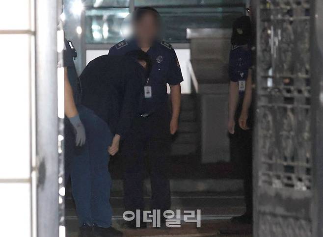 [이데일리 노진환 기자] 조국 조국혁신당 전 대표가 이재명 정부의 광복절 특별사면으로 15일 자정 서울 구로구 서울남부교도소에서 출소하며 교도소 관계자들에게 허리숙여 인사하고 있다.