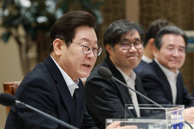 이재명 대통령이 13일 서울 용산 대통령실 청사에서 열린 나라재정 절약 간담회에서 발언하고 있다. 사진 맨오른쪽은 김용범 대통령실 정책실장, 사진 가운데는 우석진 명지대 경제학과 교수다. (사진=뉴시스)