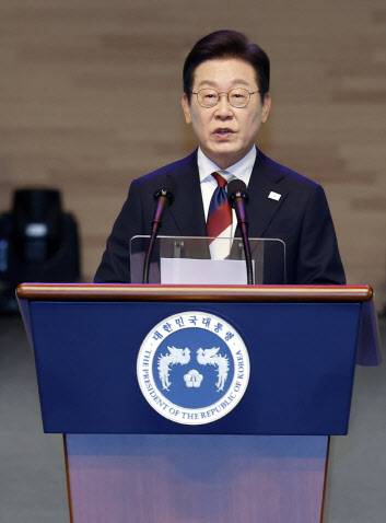 이재명 대통령이 15일 서울 세종문화회관에서 열린 80주년 광복절 경축식에서 경축사를 하고 있다.(사진=연합뉴스,대통령실통신사진기자단)