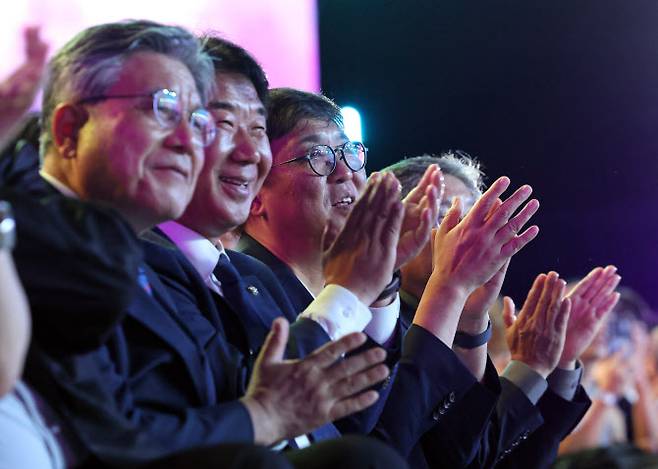 최휘영 문화체육관광부 장관이 광복절을 하루 앞둔 14일 서울 종로구 경복궁 흥례문 광장에서 열린 광복 80주년 전야제 ‘우리는 빛이다’ 행사를 관람하고 있다. (사진=문체부 제공).