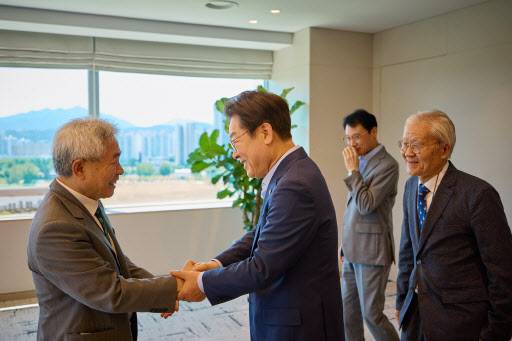 이재명 대통령이 11일 서울 용산 대통령실 청사에서 정규재 전 한국경제신문 주필과 오찬에 앞서 인사하고 있다.(사진=대통령실, 연합뉴스)