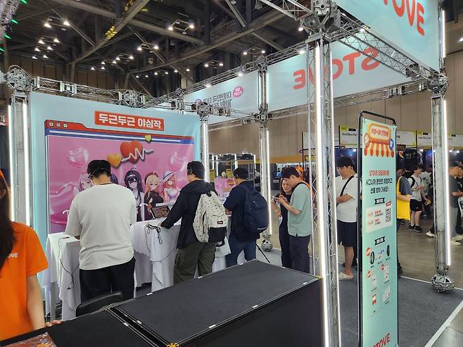 - 미연시를 맛보기 위해 기다리는 참관객들&nbsp;