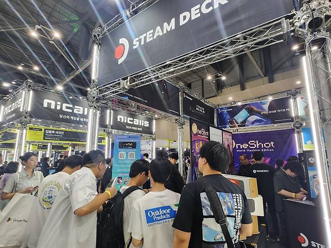 - 높은 인기를 자랑하는 스팀덱 부스&nbsp;