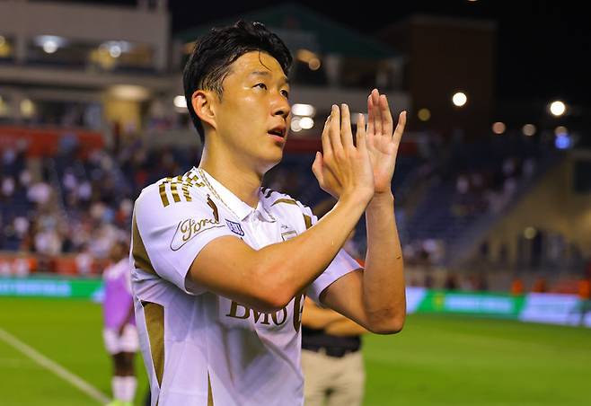 (미국프로축구(MLS)리그에 진출한 손흥민이 지난 주말 데뷔전을 치른 뒤 경기장을 빠져 나가고 있다)