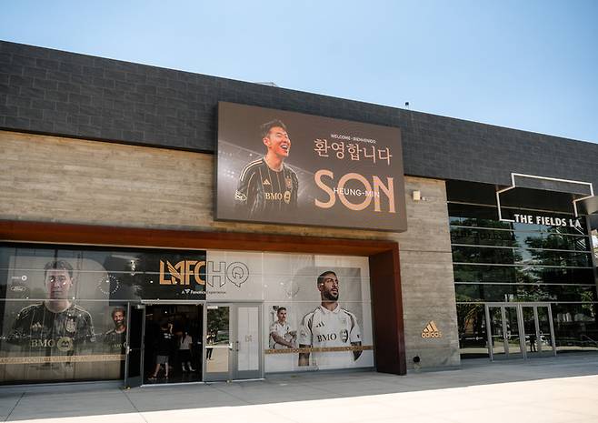 (LA FC 홈구장 내에 있는 '팀샵' 입구에 손흥민의 입단을 환영한다는 배너가 걸려있다)