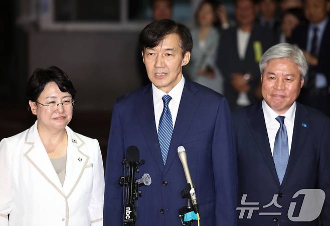 이재명 정부 첫 특별사면·복권 대상에 오른 조국 전 조국혁신당 대표가 15일 새벽 구로구 서울남부구치소를 나서며 소회를 밝히고 있다. 2025.8.15/뉴스1 ⓒ News1 구윤성 기자