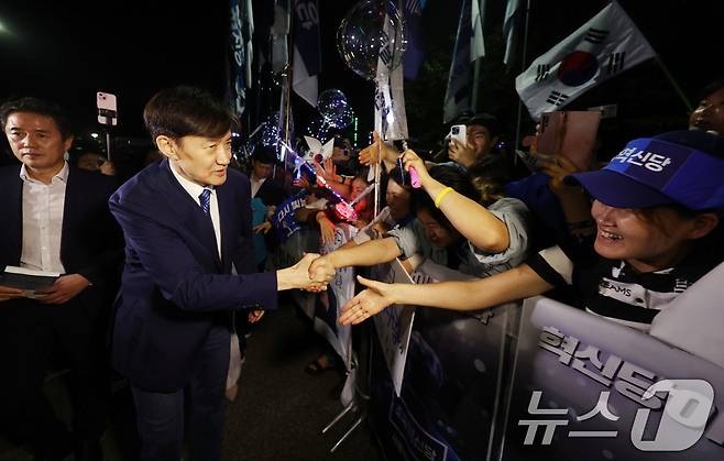 조국 전 조국혁신당 대표가 15일 서울 구로구 남부교도소에서 광복절 특별사면·복권 조치로 출소하며 지지자들과 인사하고 있다. (공동취재) 2025.8.15/뉴스1 ⓒ News1 구윤성 기자