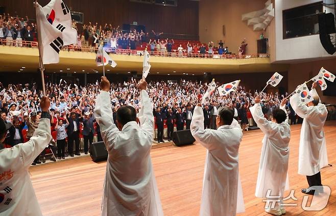 충북 충주시 제80주년 광복절 경축식 만세삼창. (충주시 제공. 재판매 및 DB금지)/뉴스1