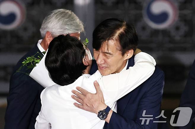 이재명 정부 첫 특별사면·복권 대상에 오른 조국 전 조국혁신당 대표가 15일 새벽 구로구 서울남부교도소를 나와 김선민 조국혁신당 대표와 인사를 나누고 있다. 2025.8.15/뉴스1 ⓒ News1 구윤성 기자