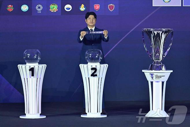 국가대표 출신 박주호가 아시아축구연맹(AFC) 챔피언스리그 엘리트 리그 스테이지 추첨을 진행하고 있다.  ⓒ AFP=뉴스1