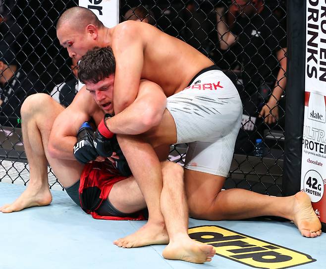 박준용이 이스마일 나우르디예프에게 초크를 시도하고 있다. 사진 | UFC