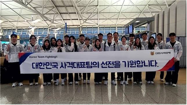 제16회 쉽켄트 아시아사격선수권대회에 참가하는 사격 국가대표선수단과 장갑석 총감독. 사진 | 대한사격연맹