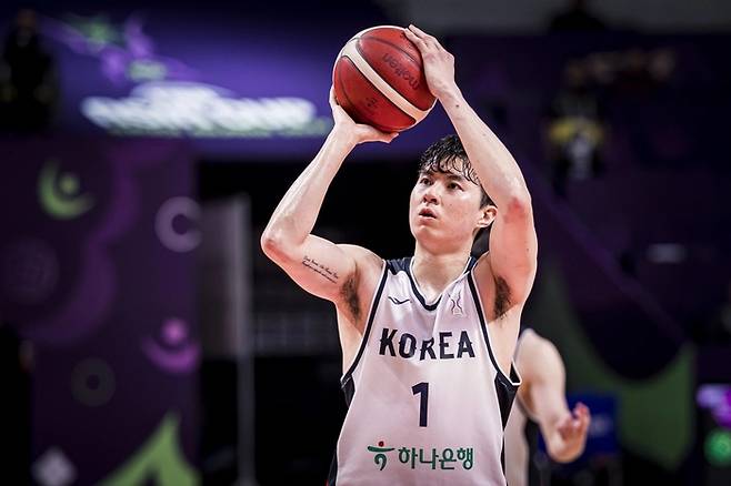 남자농구 대표팀 이현중이 8일 사우디아라비아 제다에서 열리 2025 FIBA 아시아컵 A조 조별리그 2차전 카타르전에서 자유투를 던지고 있다. 사진 | FIBA