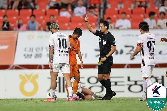 제주 김준하(가운데)가 15일 강원전에서 경고 누적으로 퇴장당하고 있다. 사진 | 한국프로축구연맹