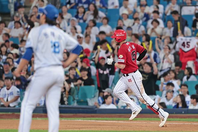 14일 위즈덤의 결승 만루홈런.