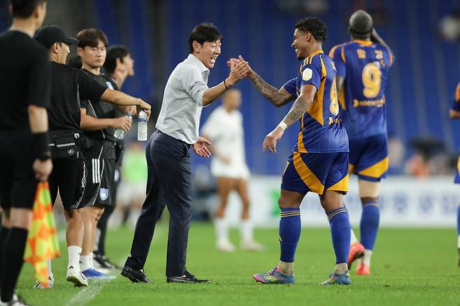Ulsan Munsu Soccer Stadium/ K League 1/ Ulsan HDFC VS Jeju SKFC/ Ulsan Eric Scores/ Goal Ceremony/ Photo