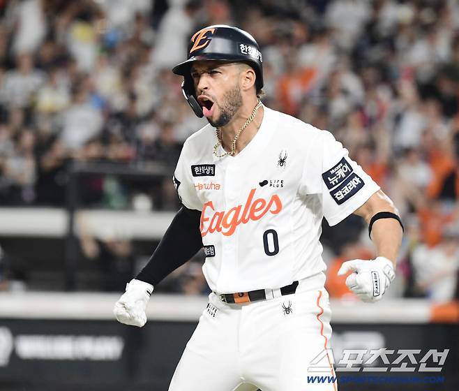 9회말 롯데 김원중 상대 동점 솔로홈런을 날리고 포효하는 한화 리베라토.