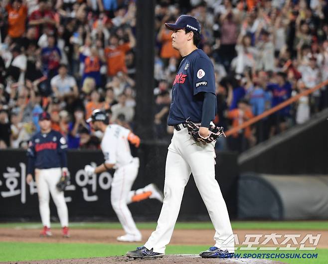 9회말 리베라토에게 동점 솔로포를 허용한 롯데 김원중.