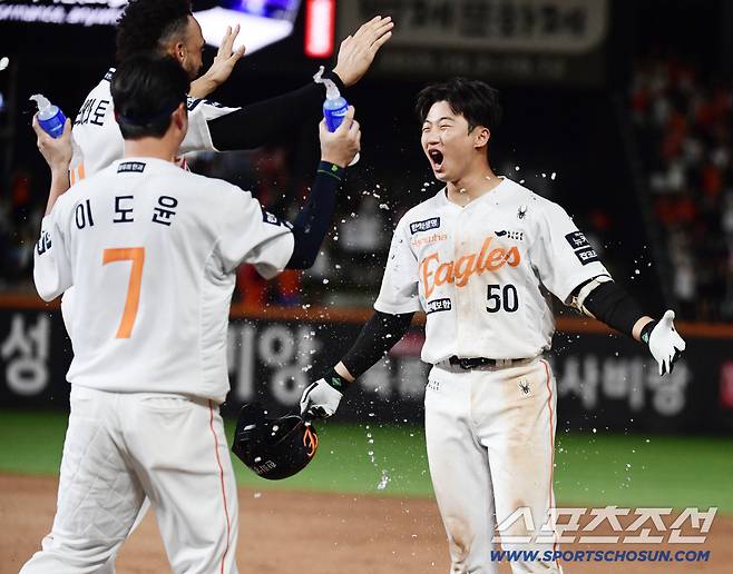 11회말 2사 만루. 끝내기 볼넷 이원석과 함께 기쁨을 나누는 리베라토.