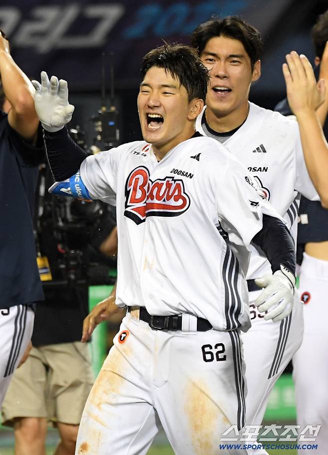 15일 잠실구장에서 열린 두산 베어스와 KIA 타이거즈의 경기. 연장 11회말 두산 안재석이 끝내기 솔로포를 날린 뒤 환호하고 있다. 잠실=박재만 기자 pjm@sportschosun.com/2025.08.15/