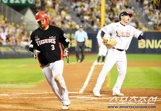 15일 잠실구장에서 열린 두산 베어스와 KIA 타이거즈의 경기. 7회초 2사 1,3루 두산 고효준 폭투 때 3루 주자 KIA 김선빈이 홈을 밟고 있다. 잠실=박재만 기자 pjm@sportschosun.com/2025.08.15/