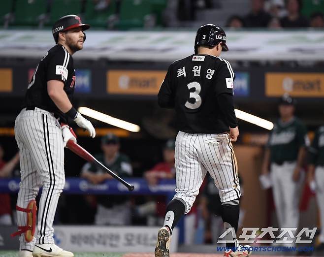 15일 인천 SSG랜더스필드에서 LG-SSG전. 6회초 1사 만루 오스틴의 밀어내기 사구 때 최원영이 득점하고 있다. 인천=정재근 기자 cjg@sportschosun.com/2025.8.15/