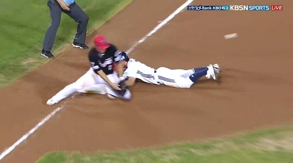 한준수의 송구를 막지 못하는 박민. ⓒKBSN SPORTS 중계화면