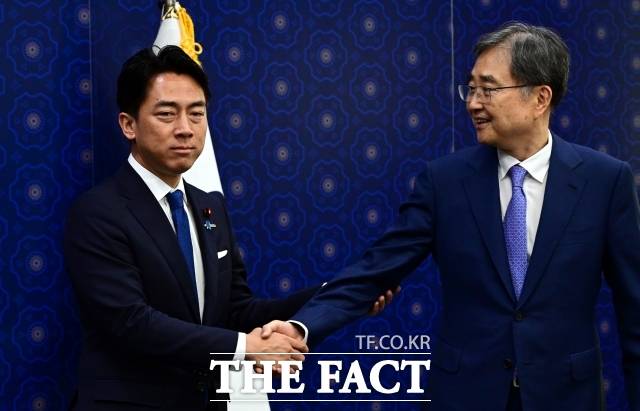 일본 차기 총리 후보로 거론되는 고이즈미 신지로 일본 농림수산상(왼쪽)이 광복절이자 일본의 패전일인 15일 야스쿠니 신사를 참배했다. 사진은 지난 11일 서울 외교부 청사에서 조현 외교부 장관과 만난 고이즈미 신지로 일 농림수산상의 모습. /임영무 기자