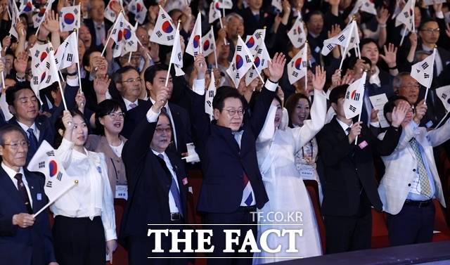 이재명 대통령은 15일 국민들에게 '빛의 임명장'을 받은 뒤 "오직 국민만 믿고 국민이 주인인 나라, 국민이 행복한 나라를 향해 성큼성큼 걸어나가겠다"고 다짐했다. 이 대통령과 김혜경 여사가 이날 오전 서울 종로구 세종문화회관에서 열린 제80주년 광복절 경축식에서 참석자들과 만세 삼창을 하고 있다. /뉴시스