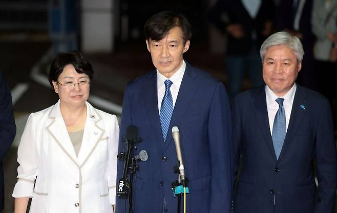 조국혁신당 조국 전 대표가 15일 서울 구로구 남부교도소에서 광복절 특별사면·복권 조치로 출소하며 대국민 인사를 하고 있다. 연합뉴스