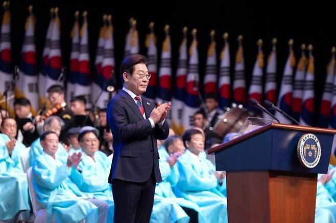 이재명 대통령이 15일 서울 세종문화회관에서 열린 80주년 광복절 경축식에서 박수치고 있다. 대통령실·연합뉴스