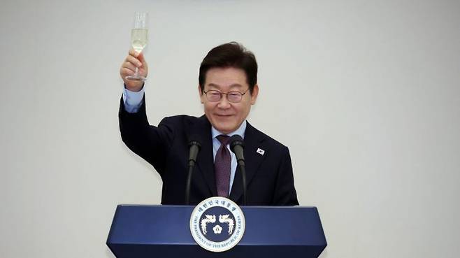 이재명 대통령이 15일 청와대 영빈관에서 열린 '대통령의 초대, 주한외교단 만찬'에서 건배사를 하고 있다. 이날 행사에는 주한외교단을 비롯해 이 대통령 특사단 단장, 국회 외통위 위원, 관계부처 장관, 경제단체장 등이 참석했다. 연합뉴스