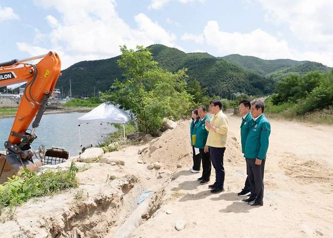 김홍규 강릉시장이 11일 오전 강릉을 방문한 조현수 원주지방환경청장과 가뭄 극복을 위한 점검을 하고 있다. 강릉시