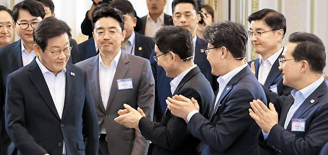 국정기획위 국민보고회 참석하는 李대통령 - 이재명 대통령이 13일 청와대 영빈관에서 열린 국정기획위원회 국민보고대회에 입장하고 있다. /뉴시스