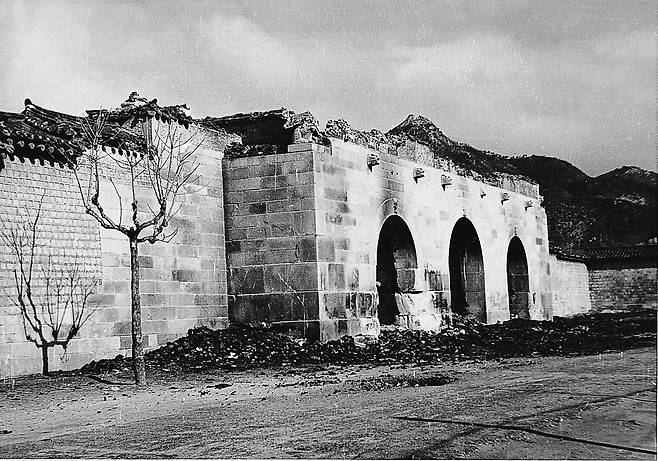 6.25 전쟁 중 폭격으로 지붕과 목재로 지은 문루가 완전히 불에 타서 사라졌다, 1951년- 952년 ./ 조선일보 자료사진
